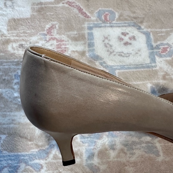 Manolo Blahnik Women's Beige Kietta 70MM Lamb Nappa Pump Heels - Picture 4 of 6